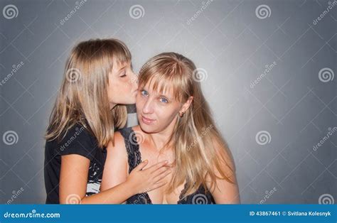 Free Lesbian Kissing Porn Videos